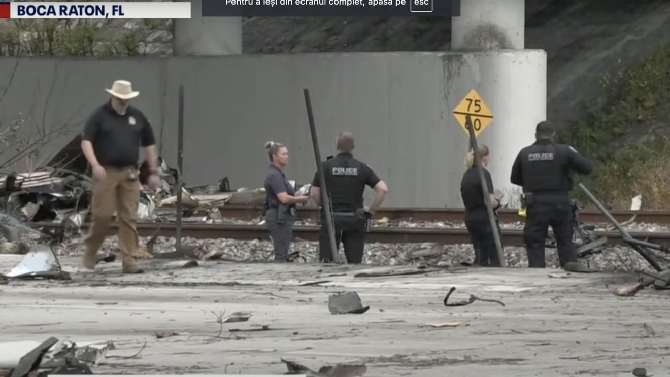 Cel puţin trei morţi în SUA, după ce un avion de mic dimensiuni se prăbuşeşte în apropierea aeroportului Boca Raton, la mai puţin de 20 de minute de la decolare, şi cade peste un vehicul. Avionul şi maşina au luat foc. Un bărbat din vehicul, rănit