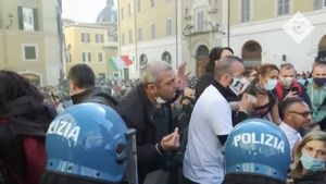 VIDEO Proteste violente la Roma față de restricțiile antiepidemice / Un polițist a fost rănit, mai mulți manifestanți au fost arestați
