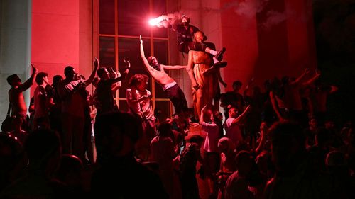 Sute de arestări în Franța și șapte polițiști răniți după victoria PSG în Liga Campionilor