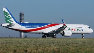 FOTO Un avion de pasageri al Middle East Airlines a fost lovit de un glonț rătăcit la aterizarea în Beirut / Mulți localnici au arme și trag cu ele în aer la diverse sărbători