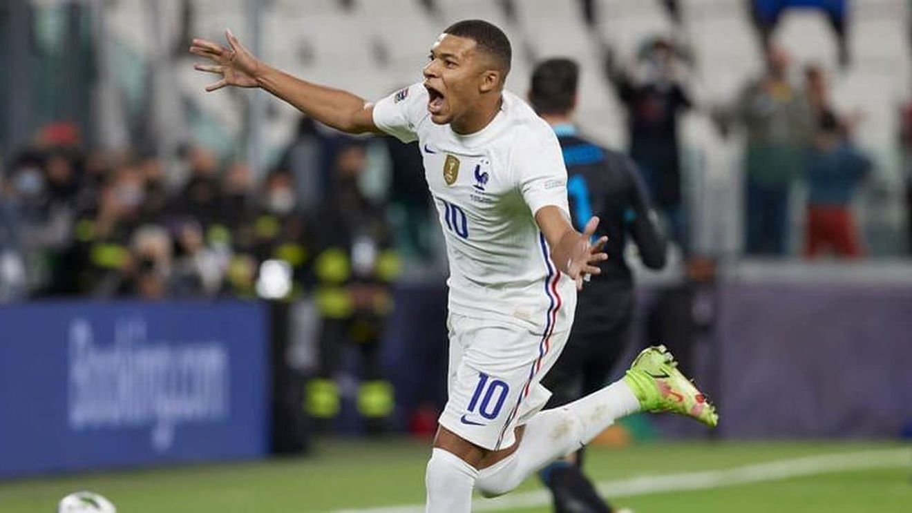 Emmanuel Macron a recunoscut că l-a sfătuit pe Kylian Mbappe să rămână la echipa Paris Saint-Germain