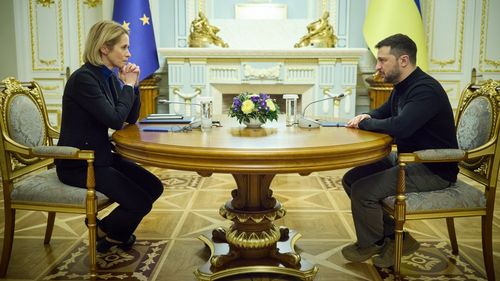 Ambasadorii statelor membre ale UE au aprobat împrumutul de 90 de miliarde de euro pentru Ucraina / Zelenski a anunțat că merge personal în Cipru pentru a se asigura că împrumutul e deblocat