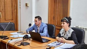 DOCUMENTE Judecătoarea Roxana Petcu, șefa Inspecţiei Judiciare, l-a împroprietărit pe escrocul Ioan Radu Fotino cu 26 de hectare în cartierul ANL Henri Coandă, fără să verifice autenticitatea documentelor / Fotino a fost condamnat la 16 ani de închisoare pentru înşelăciune, judecătoarea şi primarul Florentin Pandele au primit clasare