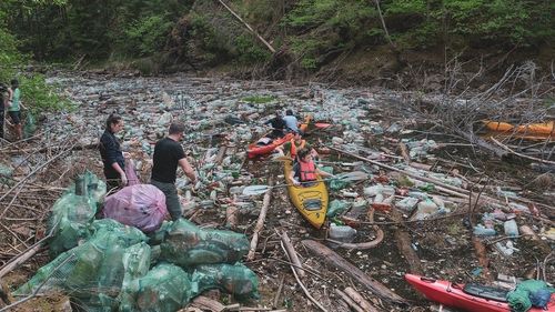 Imagini apocaliptice cu gunoaiele care au acoperit Lacul Beliș, unul dintre cele mai frumoase lacuri din Munții Apuseni