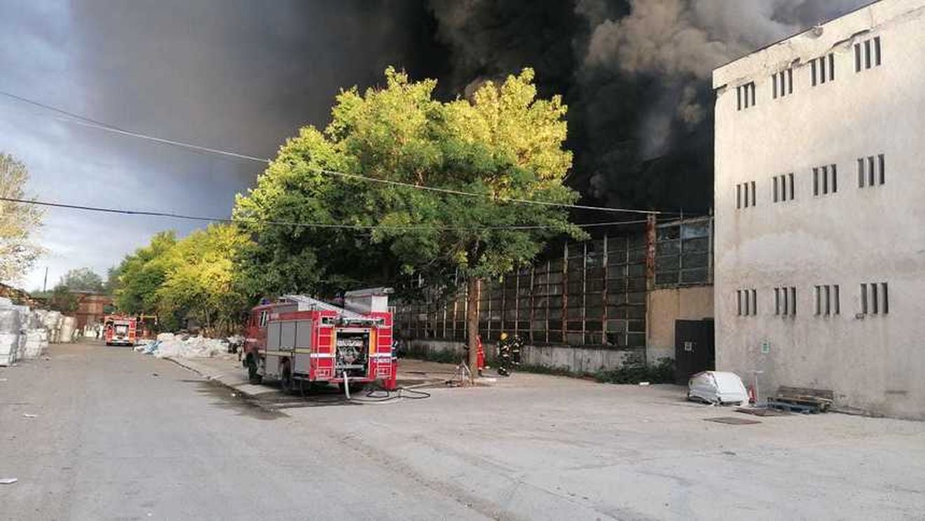 Mesaj Ro-Alert trimis în Dâmbovița, după un incendiu la o hală de producție a polistirenului/ Degajări mari de fum