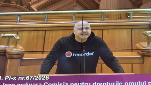 Grindeanu în plenul Camerei Deputaților, către deputatul USR Emanuel Ungureanu, îmbrăcat cu un hanorac inscripţionat pe piept „recorder”: Nu vă mai dau cuvântul dacă veniţi în continuare îmbrăcat altcumva decât în sacou