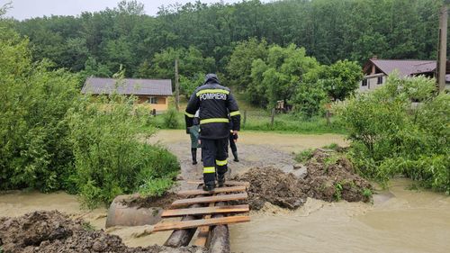 Hidrologii prelungesc avertizarea cod galben, până vineri / Risc de viituri în 15 judeţe