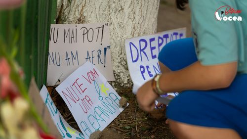 A patra zi de protest la Botoşani: Marș cu zeci de mașini cu fotografia gravidei care a murit și mesajul ei „Nu am aer!”