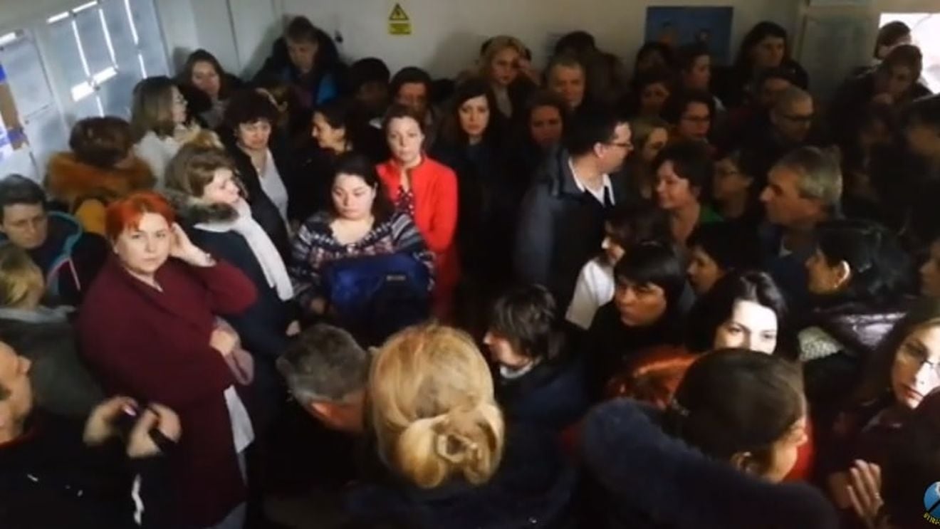 VIDEO Protest anti-PSD în fieful baronului Ionel Arsene, cel mai loial aliat al lui Liviu Dragnea. Angajații Spitalului județean din Neamț au cerut salarii mărite