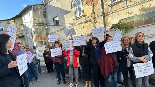 VIDEO Angajații de la Casele de Pensii au început proteste spontane în toată țara. Ei cer măriri de salarii similare cu cele făcute de ministrul Boloș pentru angajații de la Ministerul Finanțelor