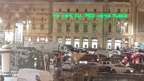 VIDEO Sute de persoane protestează în proximitatea Ateneului, unde are loc ceremonia oficială de preluare a președinției UE / Proiecție laser pe Palatul Regal: We want EU. PSD want Russia