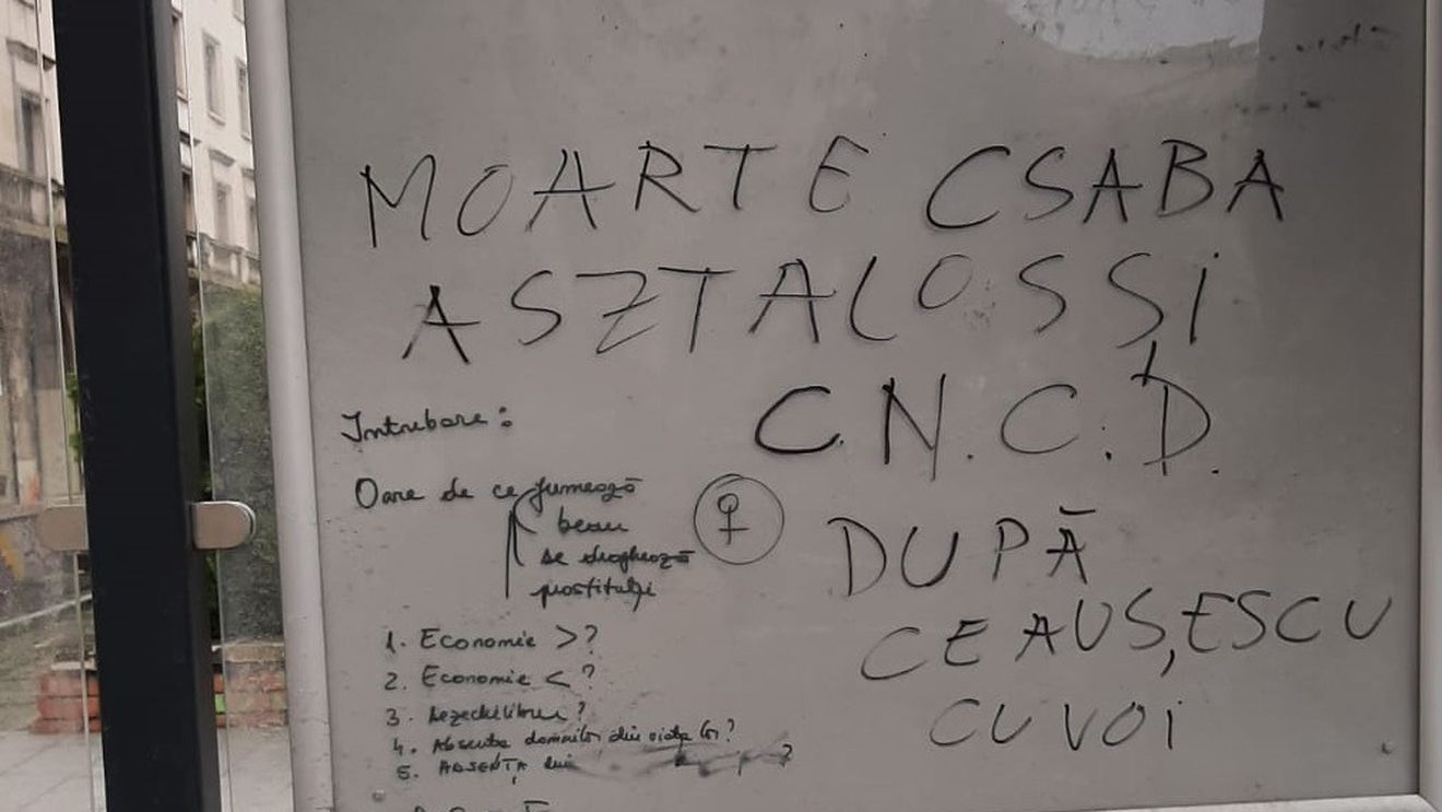 FOTO Amenințări cu moartea la adresa șefului CNCD Csaba Asztalos, scrise într-o stație de autobuz din centrul Bucureștiului