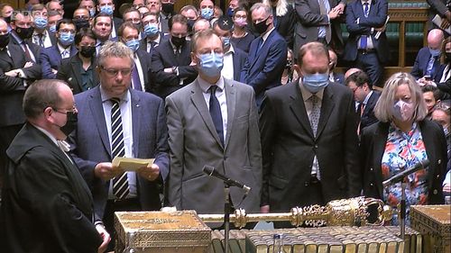 Permisele Covid devin obligatorii în Anglia, în pofida celei mai mari revolte parlamentare din Partidul Conservator împotriva prim ministrului britanic Boris Johnson