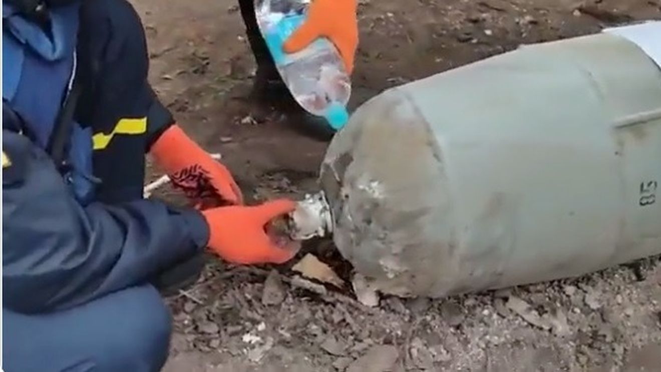 VIDEO Doi pirotehniști ucraineni dezamorsează o bombă care ar putea distruge o clădire, doar cu mâinile şi un PET de apă