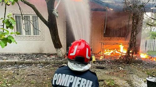 O casă din Coşula, județul Botoșani, a luat foc după ce a fost lovită de trăsnet