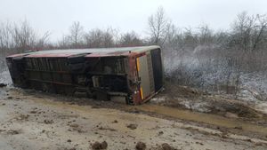 Un autocar cu 16 pasageri s-a răsturnat într-o localitate din Caraș Severin