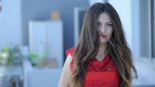 Cum ne îmbrăcăm de Crăciun și Revelion și ce trebuie să evităm/ Designerii explică de ce ar trebui să evităm broderiile și să înlocuim roșul cu fucsia sau verde mentă