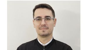 După plecarea lui Vasile Bănescu, noul purtător de cuvânt al Patriarhiei Române este Adrian Agachi / Acesta are studii efectuate în străinătate, la Universitatea din Lampeter, Țara Galilor, și la Universitatea din Winchester