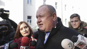 SURSE Ion Mocioalcă, fostul baron de Caraș, una din soluțiile discutate în PSD pentru șefia Curții de Conturi. DNA i-a clasat un dosar de corupție cu patru zile înainte de a fi numit vicepreședintele Curții de Conturi. Fiica sa e căsătorită cu fiul fostului interlop vâlcean Vasile Gorun