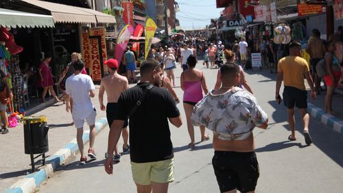 Control ANPC în Costineşti: Hotel în care camerele arătau ca după război, friteuze cu ulei neschimbat, ustensile ruginite şi neconforme, paviment alunecos şi murdar,  insecte moarte în bucătărie