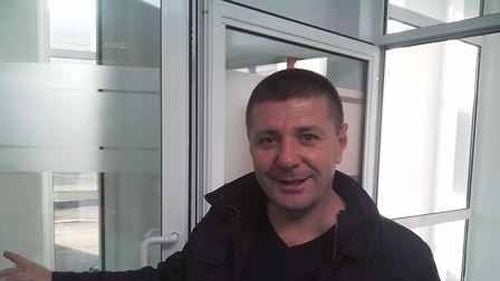 Omul de afaceri Mircea Ungureanu zis Pisicu, un apropiat al lui Darius Vâlcov, a fost arestat pentru fraudă și dare de mită în legatură cu un contract privind modernizarea drumurilor din comuna Vitomirești