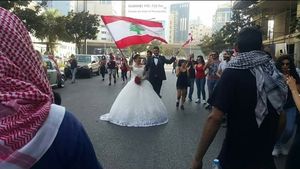 FOTO ”Revoluția Whatsapp”, cel mai mare protest din Liban în ultimii 15 ani. Sute de mii de persoane au ieșit în stradă după ce Guvernul de la Beirut a anunțat că va taxa aplicațiile de mesagerie