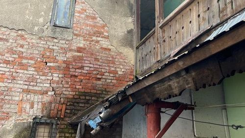 Aproape 600 de persoane din 11 imobile extrem de degradate din Aninoasa (Hunedoara) care au fost avariate de cutremurele din Oltenia vor fi evacuate în containere. Primele 18 module au sosit în oraș