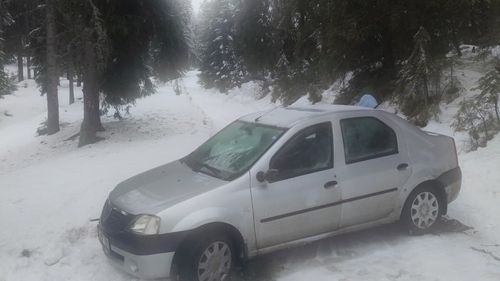 Doi tineri din Cluj-Napoca au rămas înzăpeziți cu mașina în Alba / GPS-ul le-a indicat o rută impracticabilă iarna / Au fost salvați de jandarmii montani