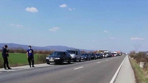 Voluntarii din Bistrița oferă apă persoanelor în tranzit, care vin din zone roșii și nu pot opri să își cumpere