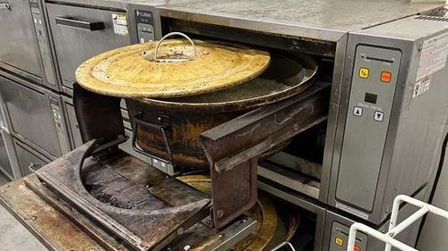 Distribuitor de produse din peşte pentru marile lanţuri de magazine, Sushi Expert a fost închis temporar de ANPC, după ce au fost găsite, între altele, produse expirate şi mizerie