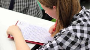 Rezultate simulare Evaluare Națională 2024. Notele elevilor de clasa a VIII-a vor fi comunicate pe 23 februarie. Lucrările vor fi discutate la clasă după ce sunt corectate în toată țara - surse