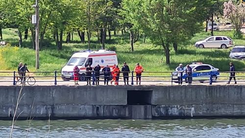 UPDATE O femeie de aproximativ 60 de ani, în stop cardiorespirator, a fost preluată de elicopterul SMURD/ Femeia căzuse în Canalul Dunăre-Marea Neagră, în localitatea Medgidia
