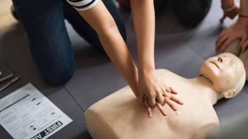 Elevii bucureşteni vor fi învăţaţi cum să acorde primul ajutor, printr-un acord între ISMB şi UMF „Carol Davila”/ Inspector general: Ne propunem nu doar să transmitem cunoştinţe teoretice, ci şi să dezvoltăm deprinderi practice care pot salva vieţi