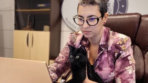 ”Regina Marii Britanii bea zilnic 5-6 pahare de vin românesc”. Violeta Vijulie, PNL-ista care a condus Agenţia Naţională a Funcţionarilor, a transformat un pamflet vechi într-o știre pe contul său de Facebook