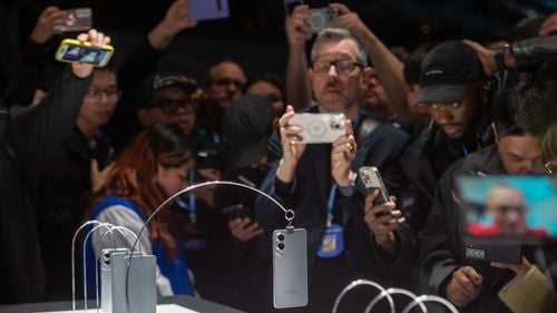 Samsung vrea să lanseze în prima jumătate a anului Galaxy S25 Edge, un smartphone ultra-subțire