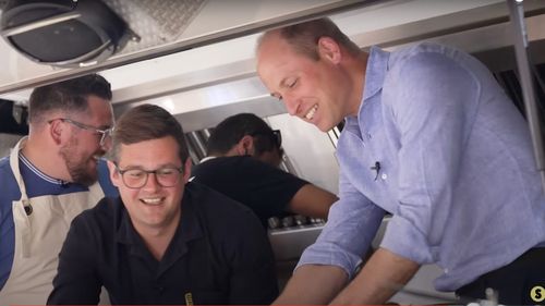 VIDEO Englezii care s-au dus să mănânce burgeri la un food truck, plăcut surprinși să constate că sunt serviți chiar de prinţul William