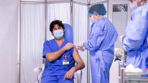 OFICIAL Vaccinarea se extinde luni în toate județele, în peste 90% din cele 376 de centre /  36.000 de doze de vaccin vor fi distribuite începând de azi