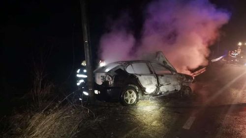 Alba: Autoturism în care se aflau trei persoane a fost cuprins de flăcări, în urma unui accident produs la ieşirea din Rimetea către Aiud