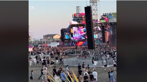 FOTO VIDEO Babasha, moment surpriză la festivalul ”Beach, Please!”/ Cum alergau oamenii spre scenă ca să prindă momentul artistului