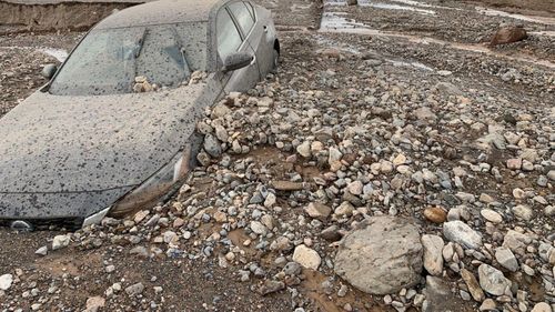 VIDEO Ploi rare și inundații în cel mai fierbinte loc din lume: 1.000 de persoane sunt izolate în Valea Morții din California