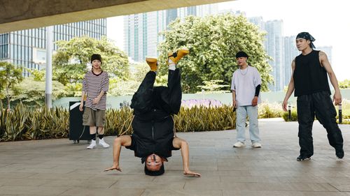 STUDIU Un bărbat a dezvoltat o tumoare la nivelul scalpului după zeci de ani de breakdance