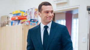 Lider al extremei drepte din Franța, Jordan Bardella a fost agresat în timpul unei sesiuni de autografe, fiind lovit în cap cu un ou
