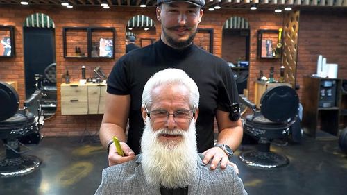 VIDEO Povestea lui Virgil Boldor, frizerul care tunde gratis persoane fără adăpost: „Am umblat prin ghetouri după oamenii străzii, pentru că vreau să-i fac să zâmbească” (Libertatea)