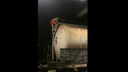 CFR distribuie imagini cu puternic impact emoțional pentru a avertiza că mulți tineri inconștienți se urcă pe trenuri și îți pun viața în pericol: un tânăr de 19 ani este filmat și încurajat de prieteni să se urce pe un vagon, iar în câteva secunde ia foc