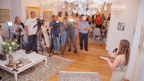 Artistă din Statele Unite în rezidență artistică la București. Fundația pentru Artă, Natură și Societate a găzduit vernisajul expoziției de pictură „Sight Is Just One Sense" al artistei Catherine Webb
