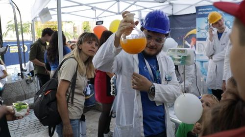 VIDEO Cum ajungi să studiezi: din pasiune sau cu ținta unei meserii practice? Doi studenți, la Economie aplicată și la Inginerie Chimică, explică ce îi atrage în domeniile alese