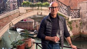 VIDEO Actorul Stanley Tucci, în vizită în Republica Moldova, a învățat să gătească borș. El s-a întâlnit cu refugiați ucraineni