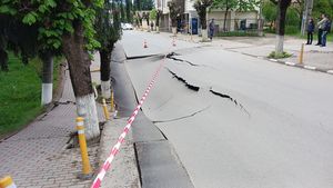 UPDATE Ce măsuri s-au luat, după ce o stradă din orașul Slănic s-a prăbușit /  S-a format un crater adânc de 2 metri pe o suprafață de 60 mp / Oamenii din zonă au fost evacuați