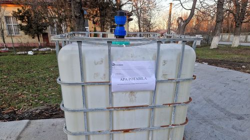 Nouă bazine cu apă potabilă, amplasate în mai multe zone din municipiul Curtea de Argeş, unde apa din reţeaua publică nu mai poate fi folosită pentru consumul uman de la începutul lunii noiembrie