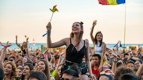 A început festivalul Neversea /  Ce program au pregătit organizatorii la malul Mării Negre pe parcursul celor 4 zile de concerte și evenimente